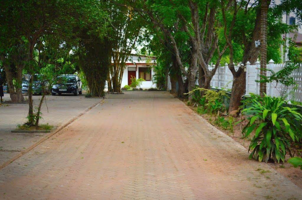 Hotel Empryean Katunayake Exterior photo