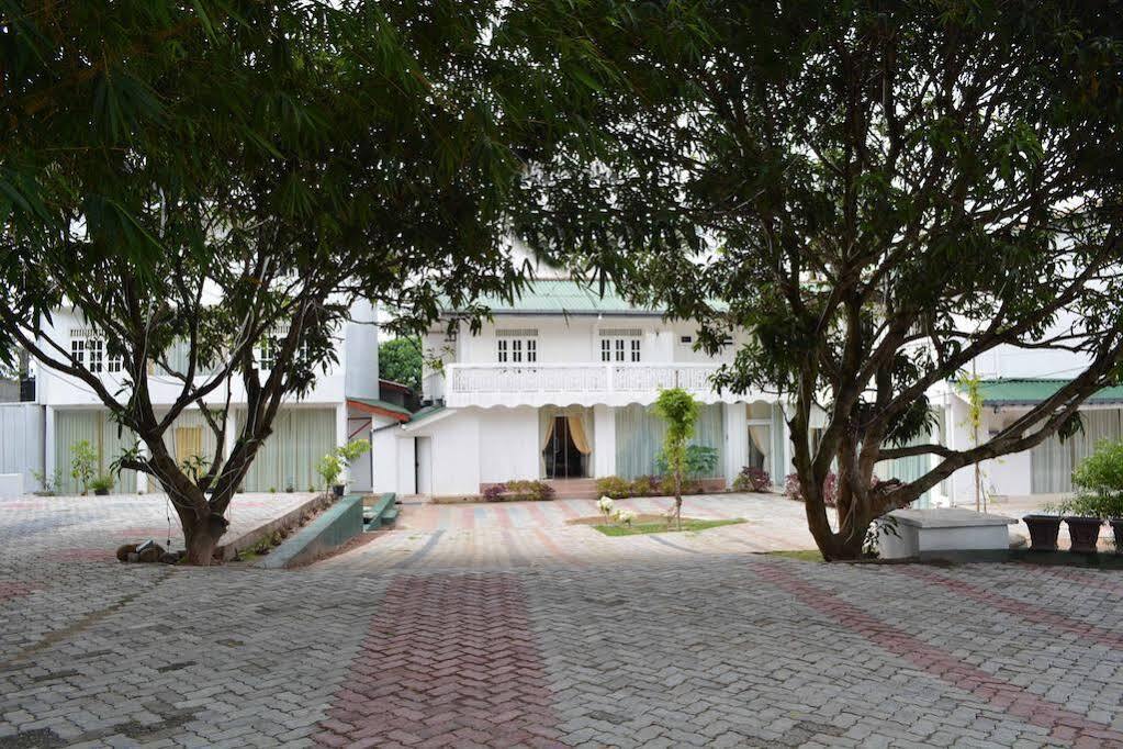 Hotel Empryean Katunayake Exterior photo