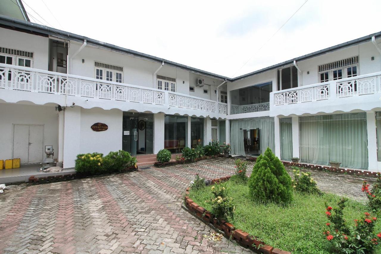Hotel Empryean Katunayake Exterior photo